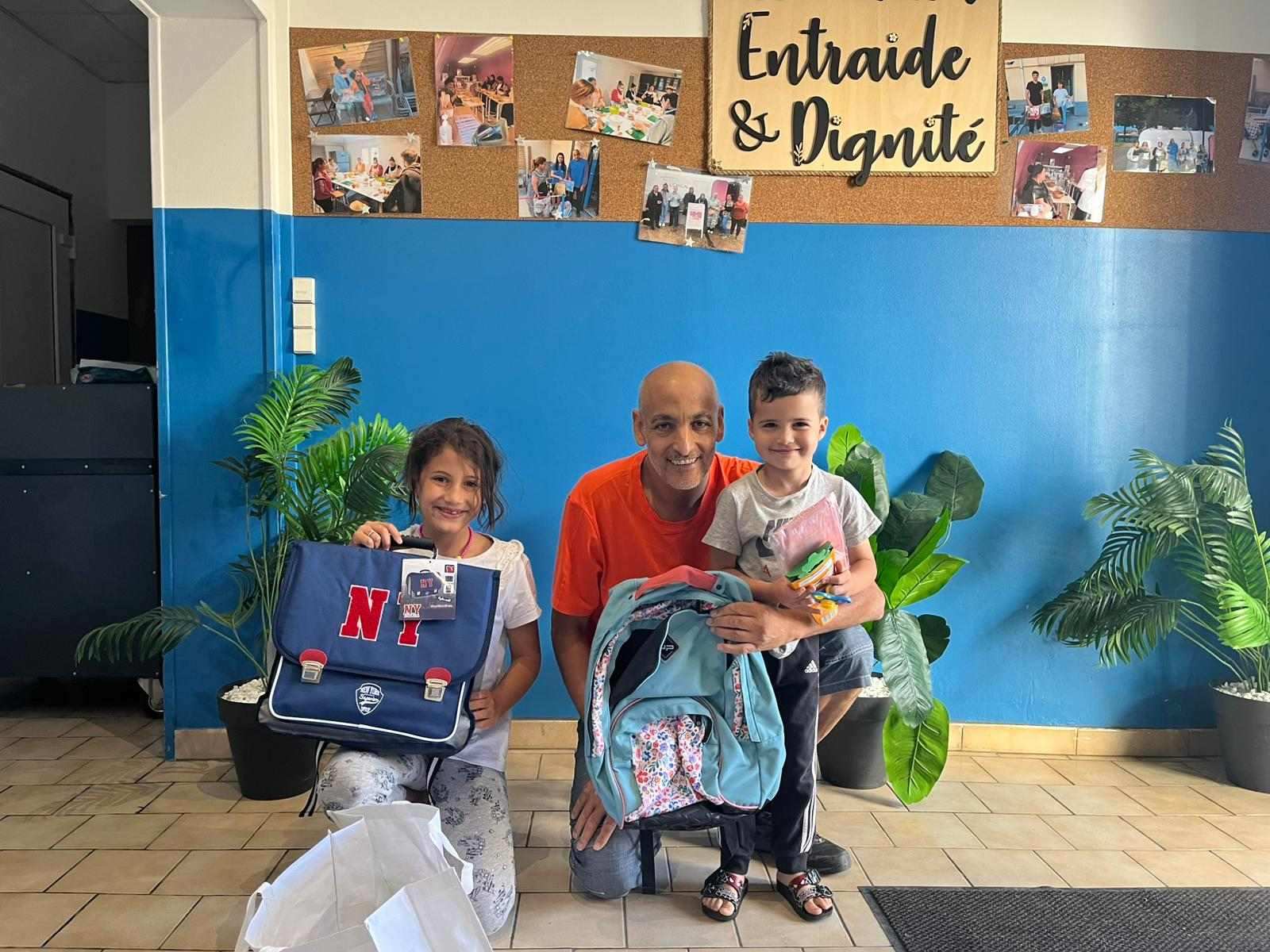 enfants avec des fournitures scolaires